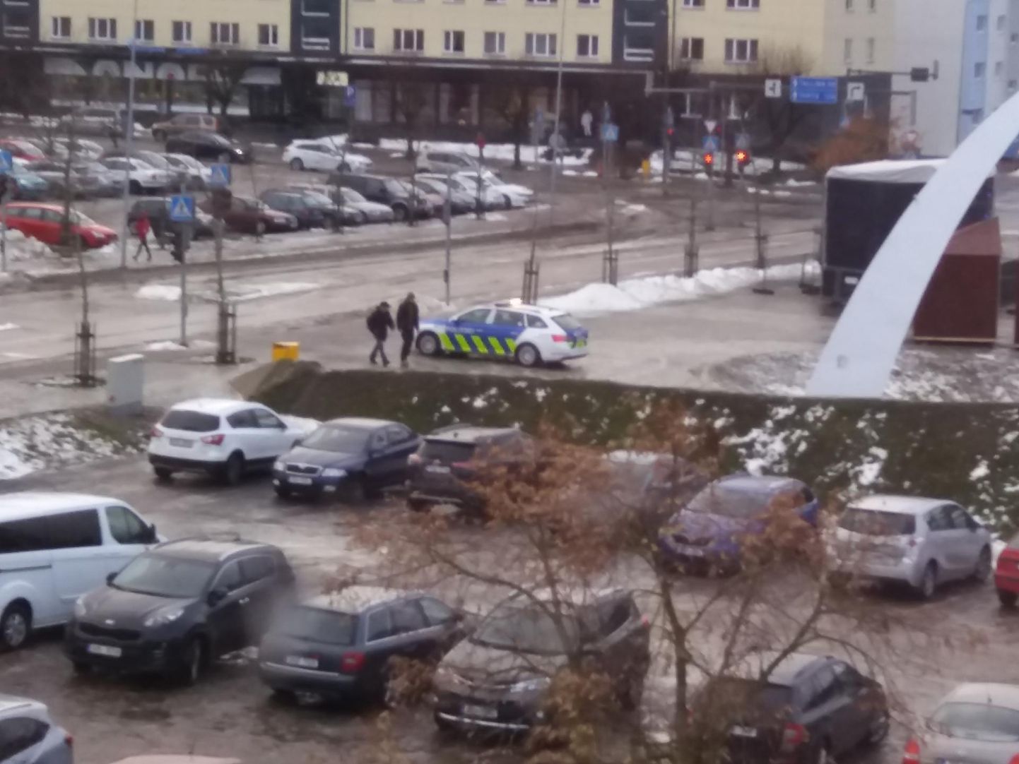 Politsei patrullauto vilgutas Rakvere Keskväljakul jalakäijate ülekäiguraja juures kollaseid tulesid, et tähelepanu äratada.