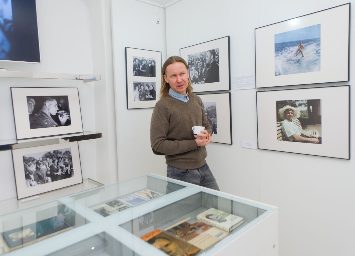 Rene Kirspuu talle kuuluvas Tallinna Portreegaleriis, kus praegu saab
vaadata näitust Juri Gagarinist.