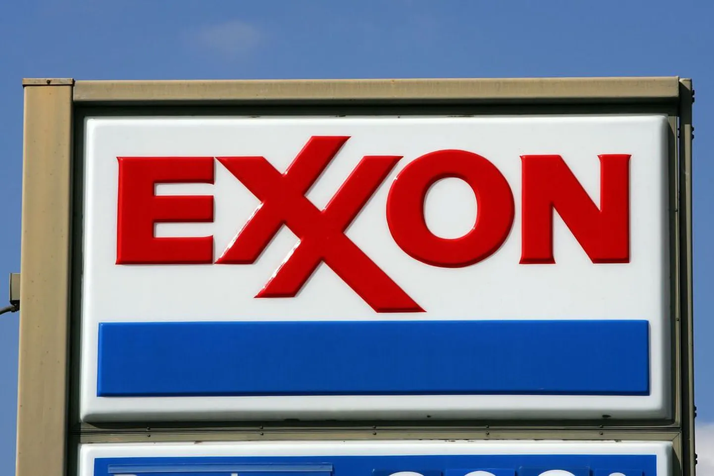 USA suurima naftaettevõtte Exxon müügipunktis asuv reklaamtahvel.