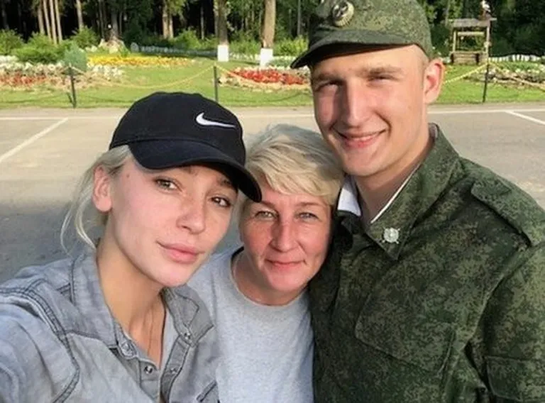 Настя Ивлеева с мамой и братом