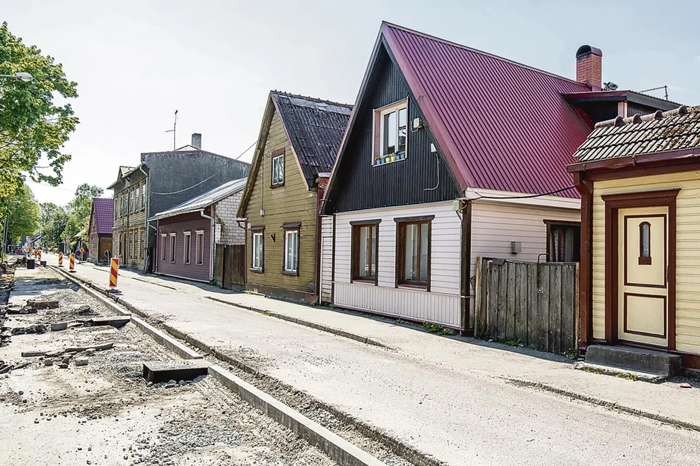 Pärnus Väike-Kuke tänavas on lühike lõik, kus sisse­sõiduteed hoovidesse on kitsad. Kuid elanikud ei tohi autot enam kodu ette parkida ega seal ­sõidukit ­peatada, et küttepuid või muud kaupa maha laadida.