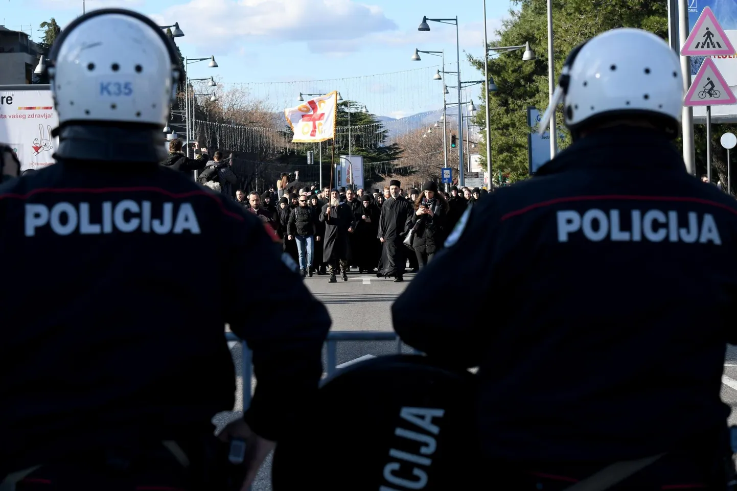 Montenegro politseinikud parlamendihoone ees.