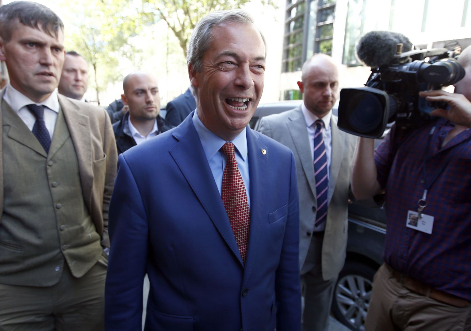 Nigel Farage lahkumas pressikonverentsilt, kus ta teatas UKIPi esimehe kohalt tagasiastumisest.