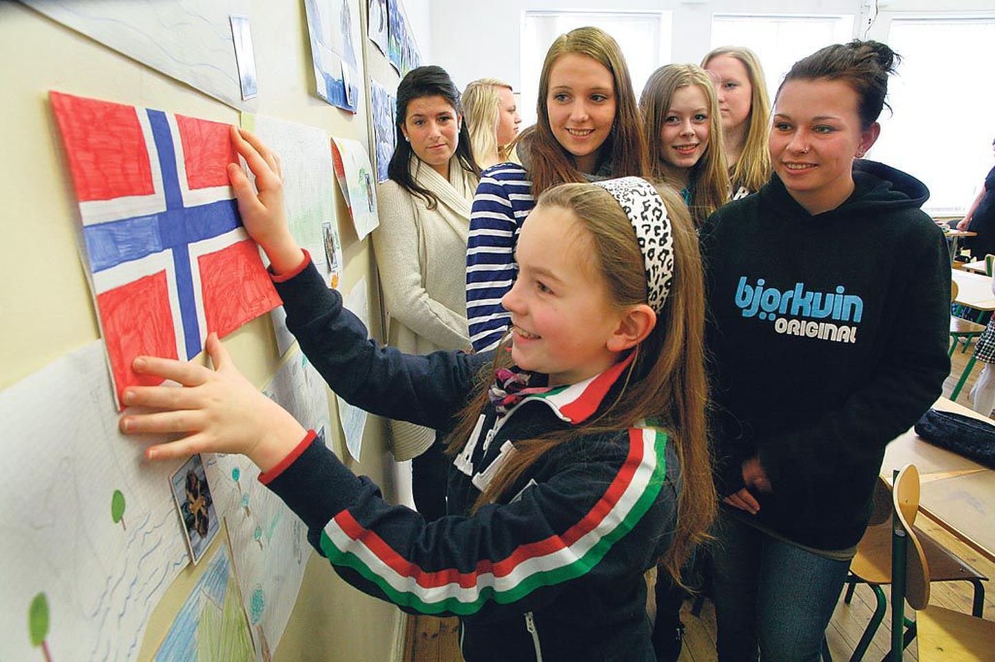Pärnu Kuninga tänava põhikooli 3.s klassi õpilane Elisabeth Proos maalis Norra abiõpetajate juhendamisel valmis uhke Norra Kuningriigi lipu.