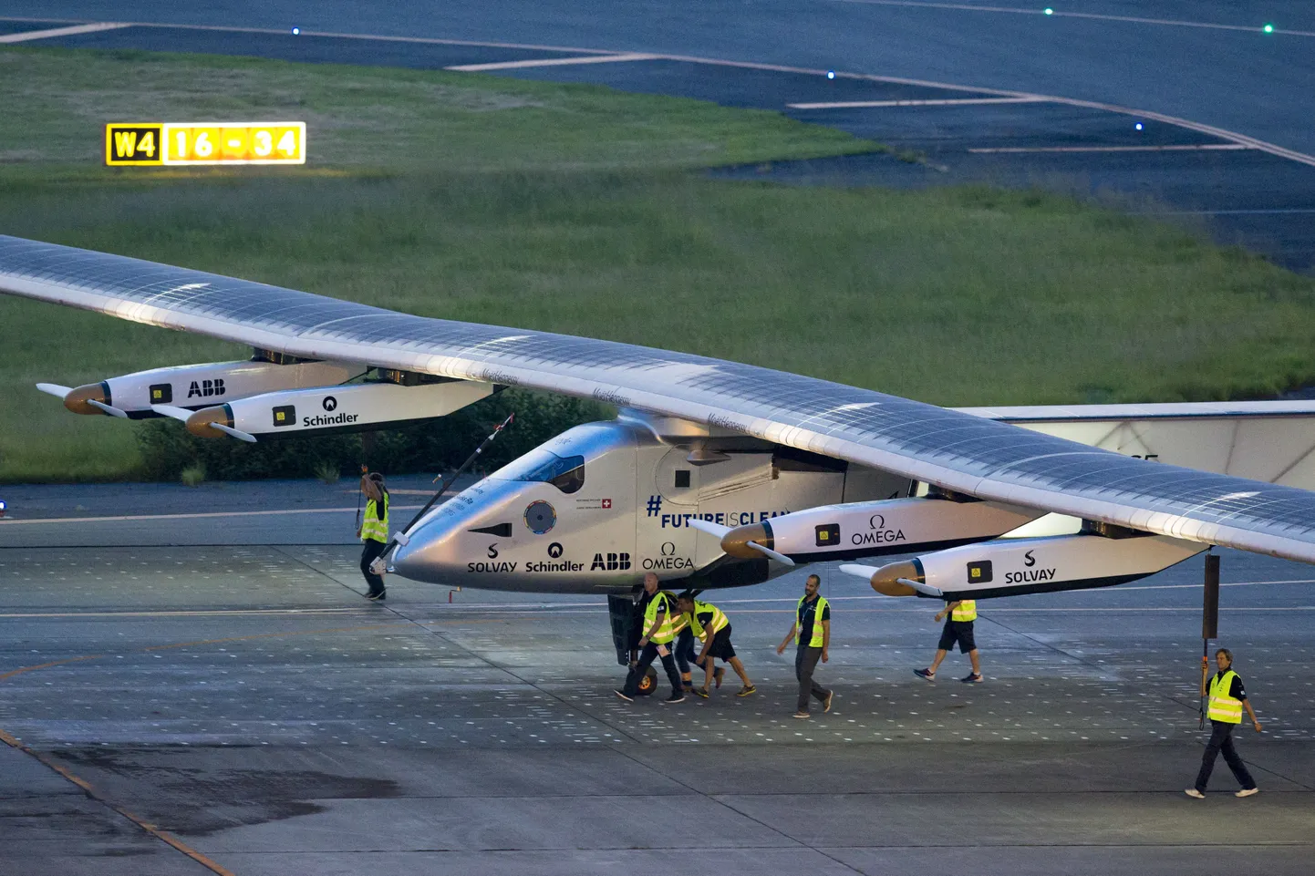 Päikeseenergial töötav lennuk Solar Impulse 2.