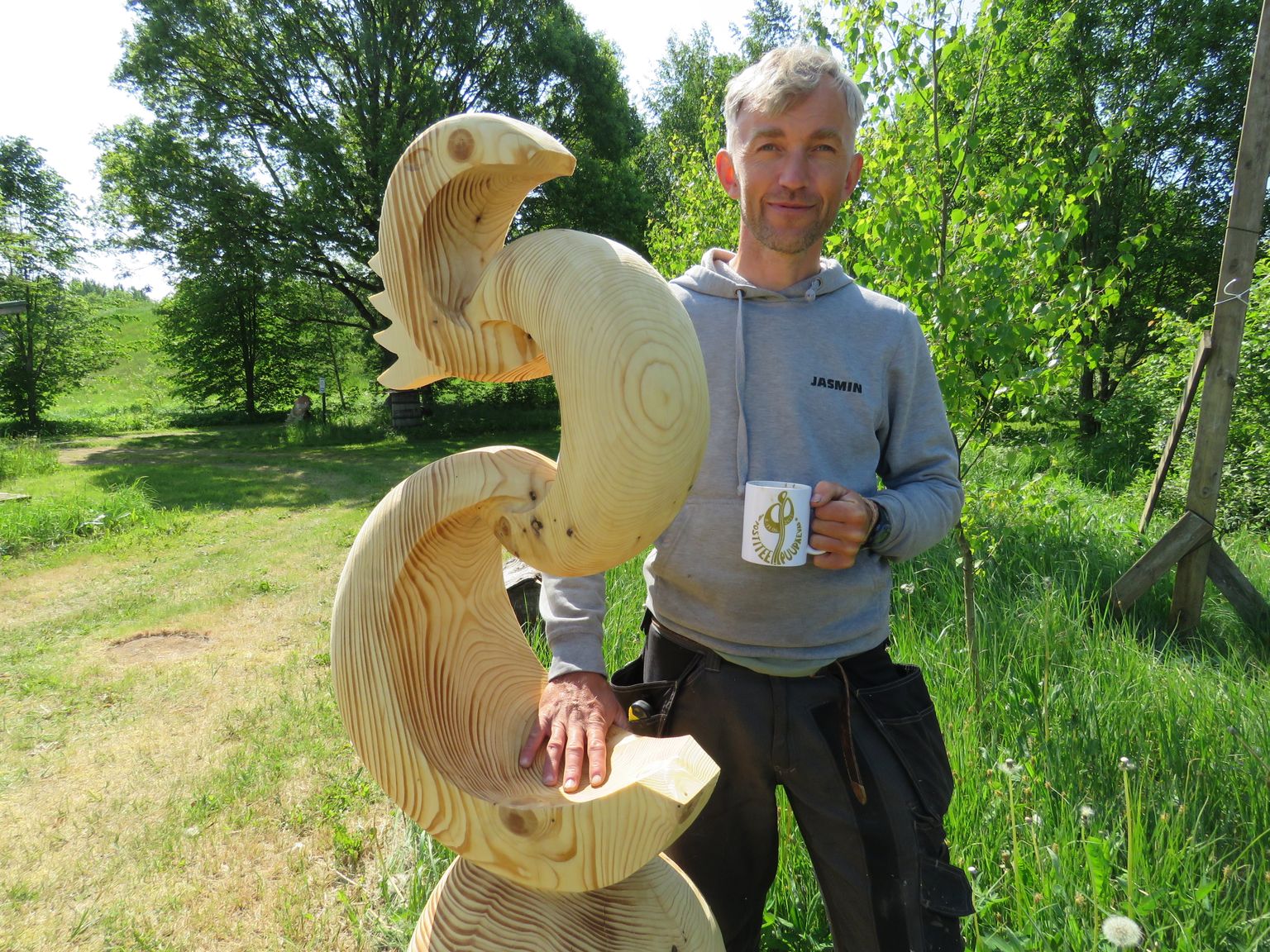 Postitee Puupäevade üks korraldaja Erkki Lepik koos oma vastvalminud taiesega.