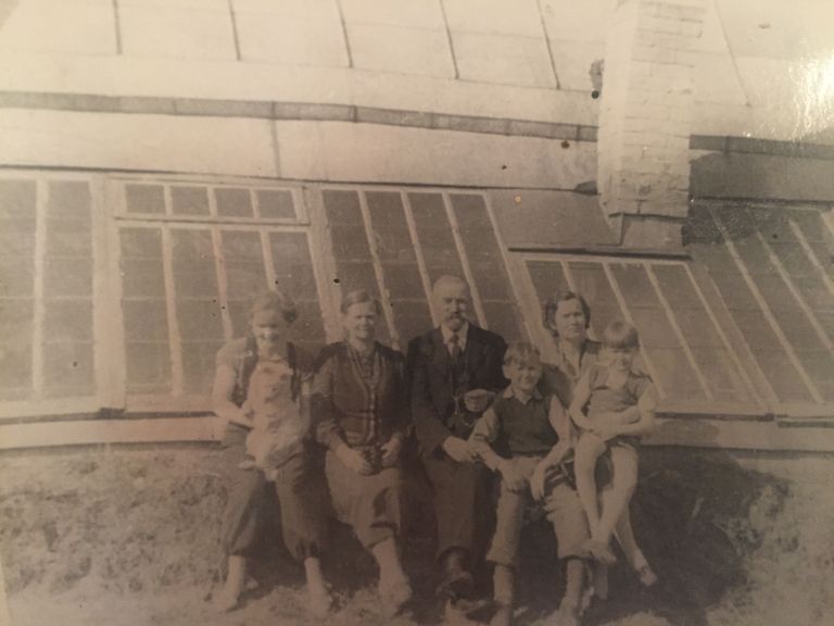J. Ploompuu (keskel) oma pereliikmetega Rahula talu triiphoone ees