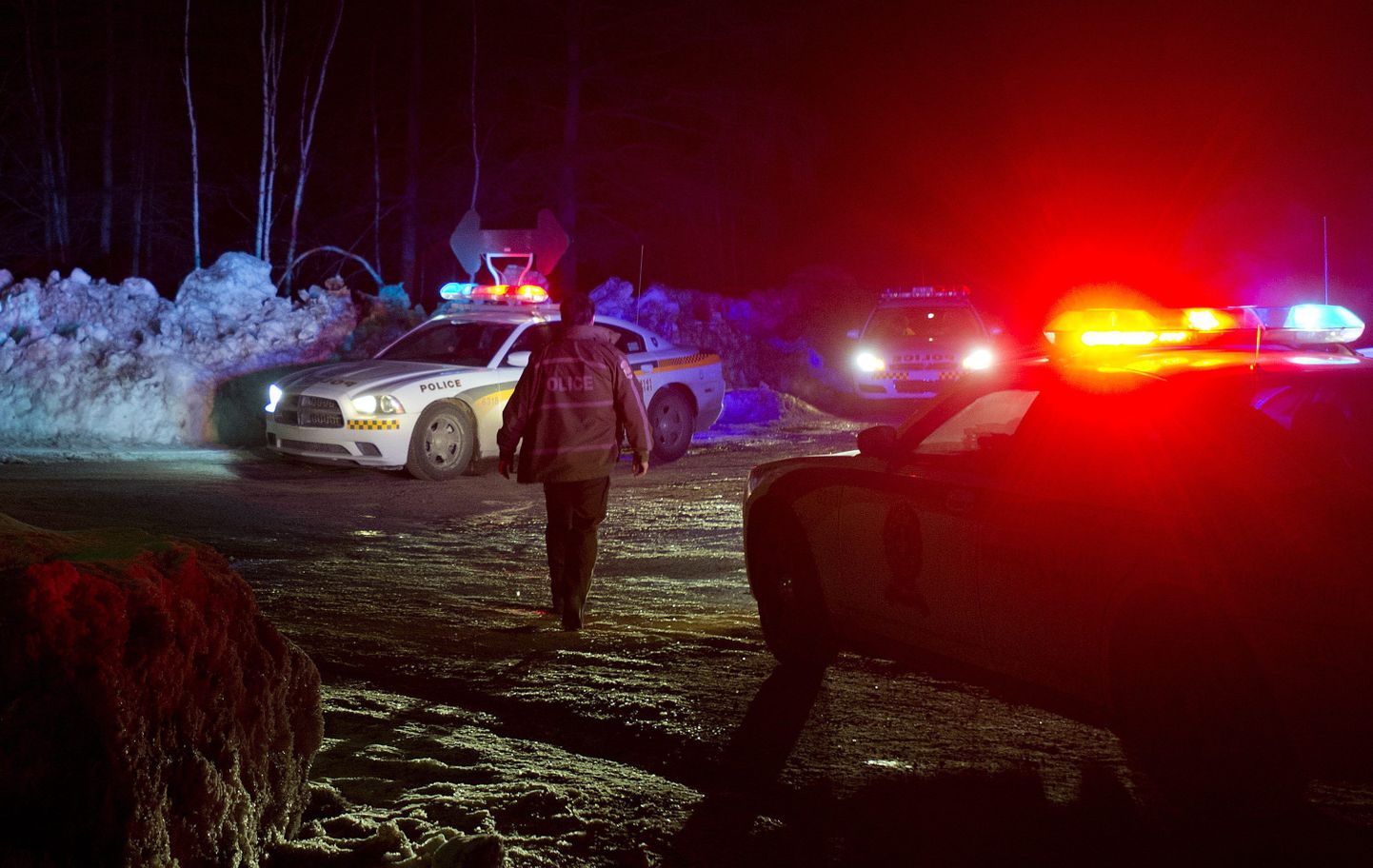 Politseiautod eile Québecis Chertsey linna lähedal. Kanada võimud korraldasid põgenenud vangide leidmiseks suuroperatsiooni.