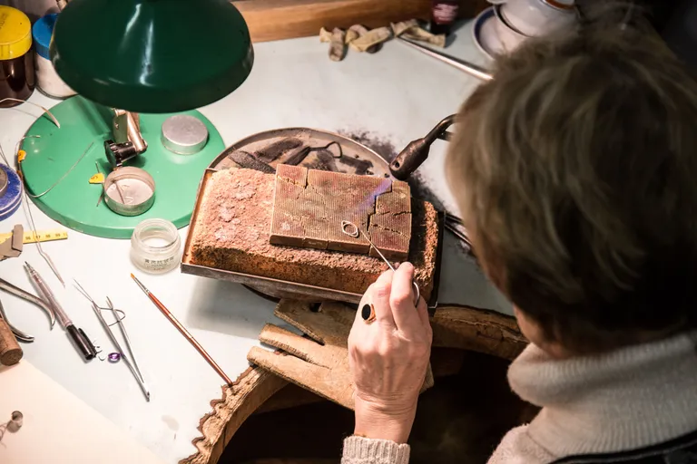 Välja saetud detailid väänab ehtekunstnik spetsiaalsete tangidega sobivaks ja asetab siis jootmisalusele. Pärast jootmisvedelikuga kokku määrimist ja joodisetükikese kohale asetamist saab «pusletükid» kokku joota.