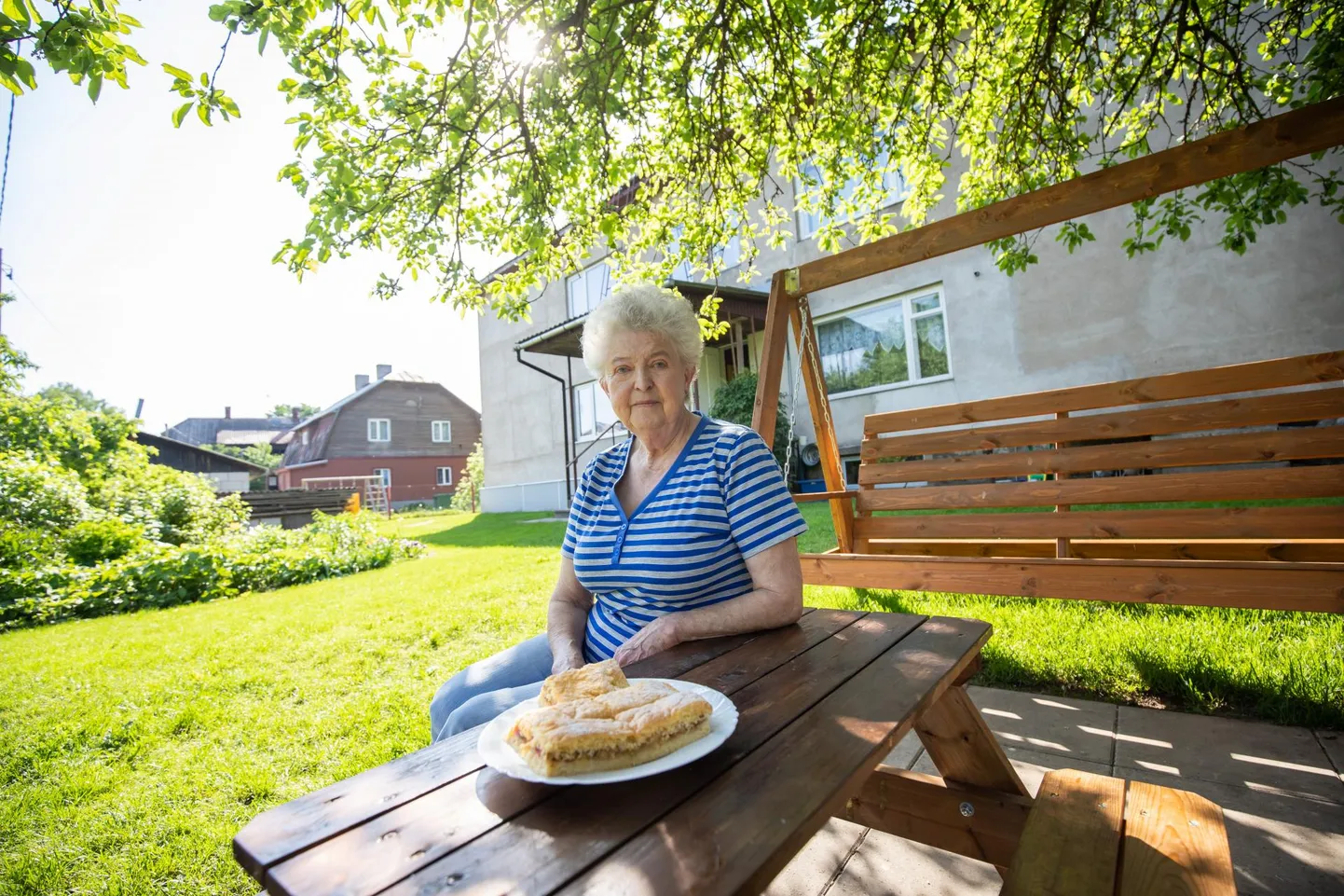 Rakvere kodukohvikute päeval pakub aadressil Sepa 20 asuva kodukohviku perenaine Malle Kangro kaunis aias muu hulgas imelist rabarberikooki.
