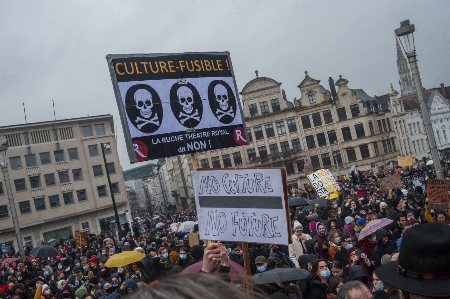 Tuhanded kultuurivaldkonna töötajad avaldasid pühapäeval Brüsselis meelt valitsuse otsuse vastu sulgeda teatrid, kinod ja kontserdisaalid.