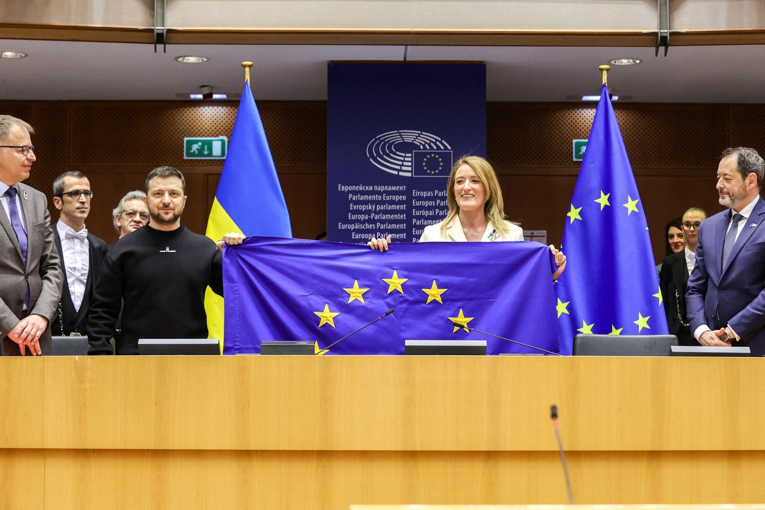 Владимир Зеленский и Роберта Метсола с флагом Евросоюза