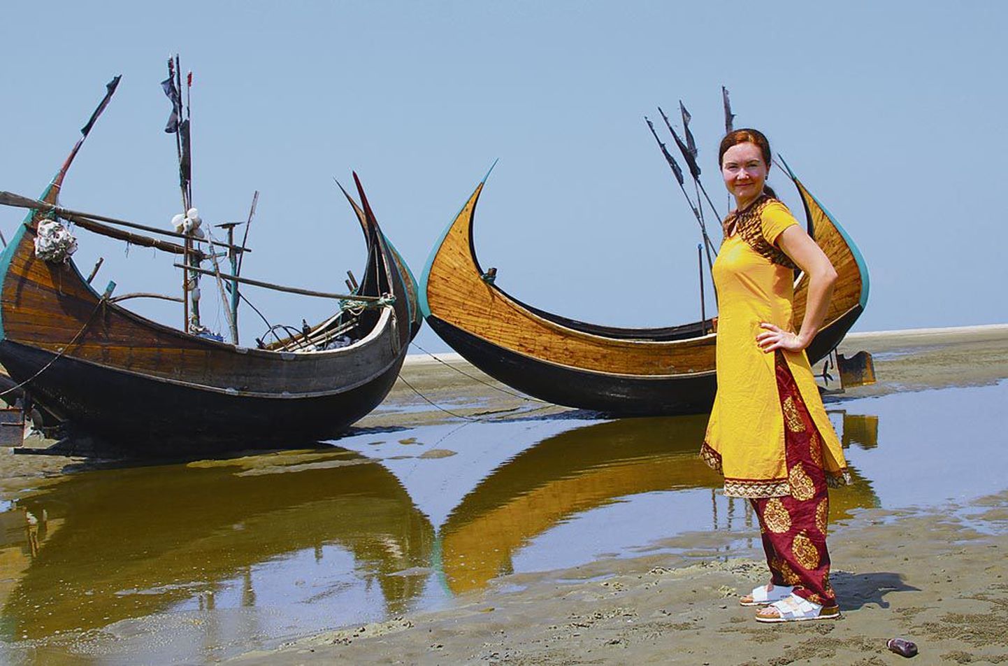 Bangladeshi traditsiooniliste kalapaatide taustal maailma pikimal liivarannal Cox Bazaaris.