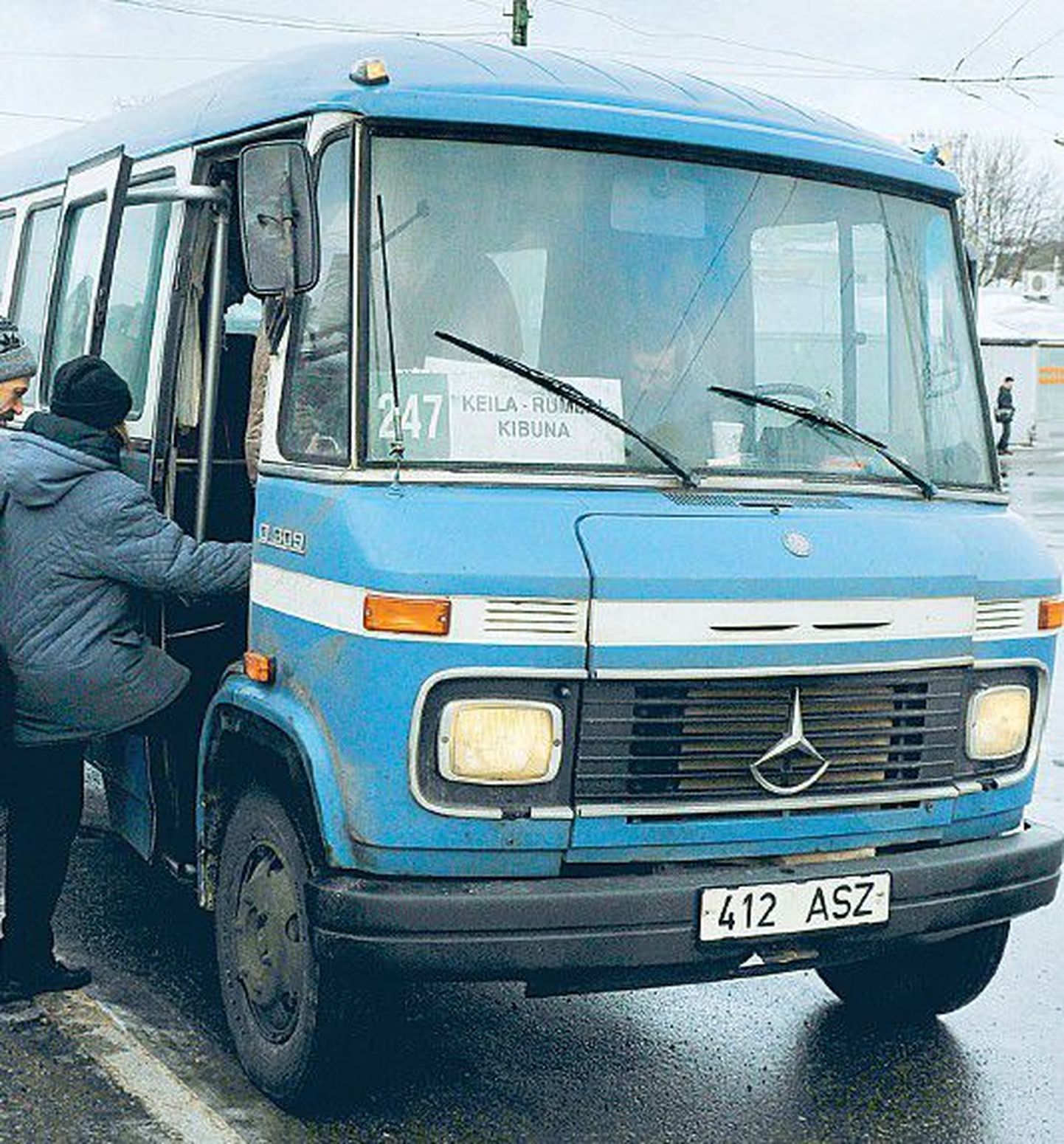 Многие пассажиры, садящиеся в старенький автобус 247 на Балтийском вокзале, испытывают опасения, доедут ли они до места назначения вообще.