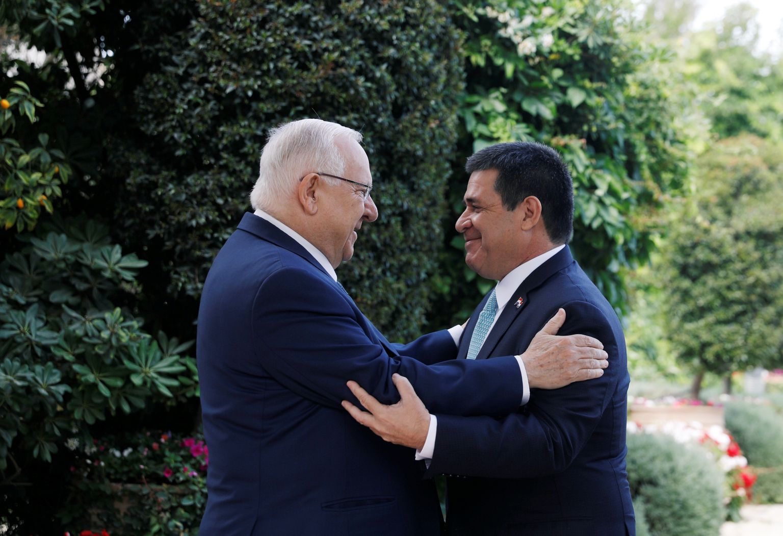 Iisraeli president Reuven Rivlin embamas Paraguay presidenti Horacio Cartesi.