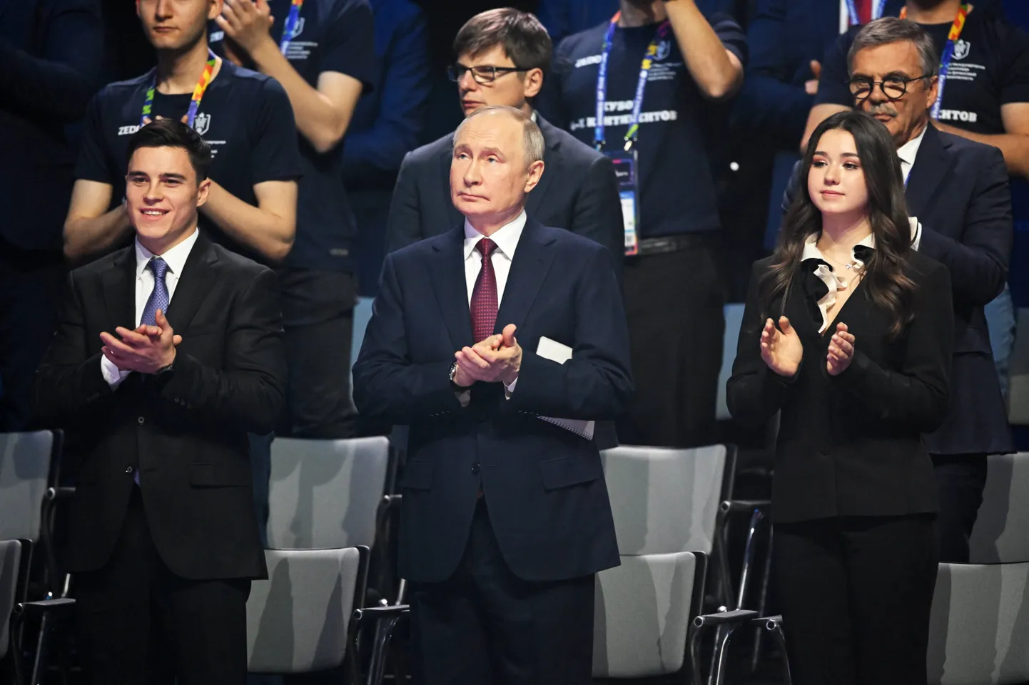 Kamila Valijeva (paremal) 21. veebruaril Vladimir Putini (keskel) kõrval, kui Kaasanis avati Tulevikumängude võistlus.