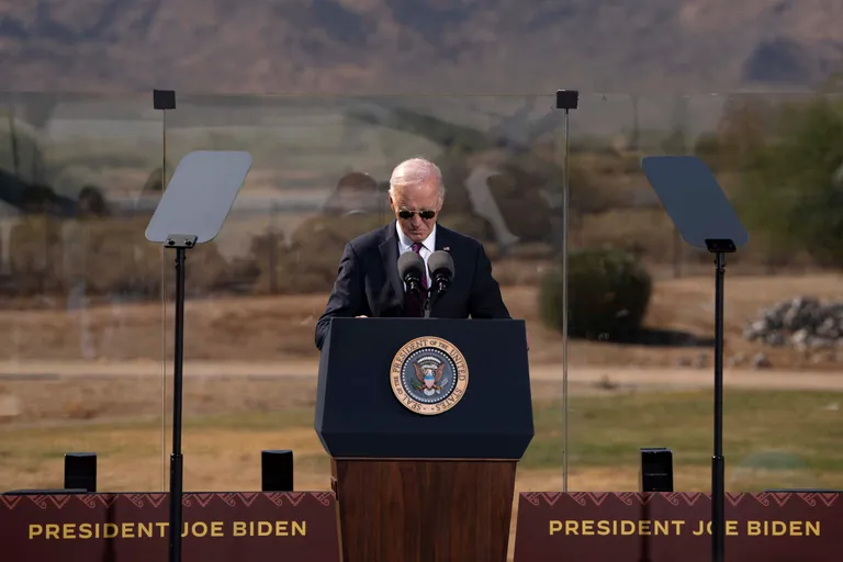 USA president Joe Biden palus esinemisel kohalolijaid pidada internaatkoolide süsteemi ohvrite mälestuseks minutiline leinaseisak.