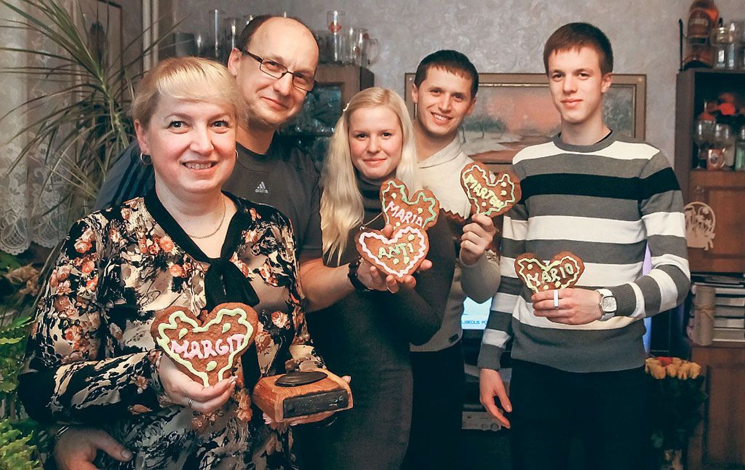 Jõuludeks valmistatud nimelised piparkoogid ja Eesti külaliikumise Kodukant Pärnumaa pärlid: (vasakult) Margit, Anti, Maria, Marten ja Mario Merila.
