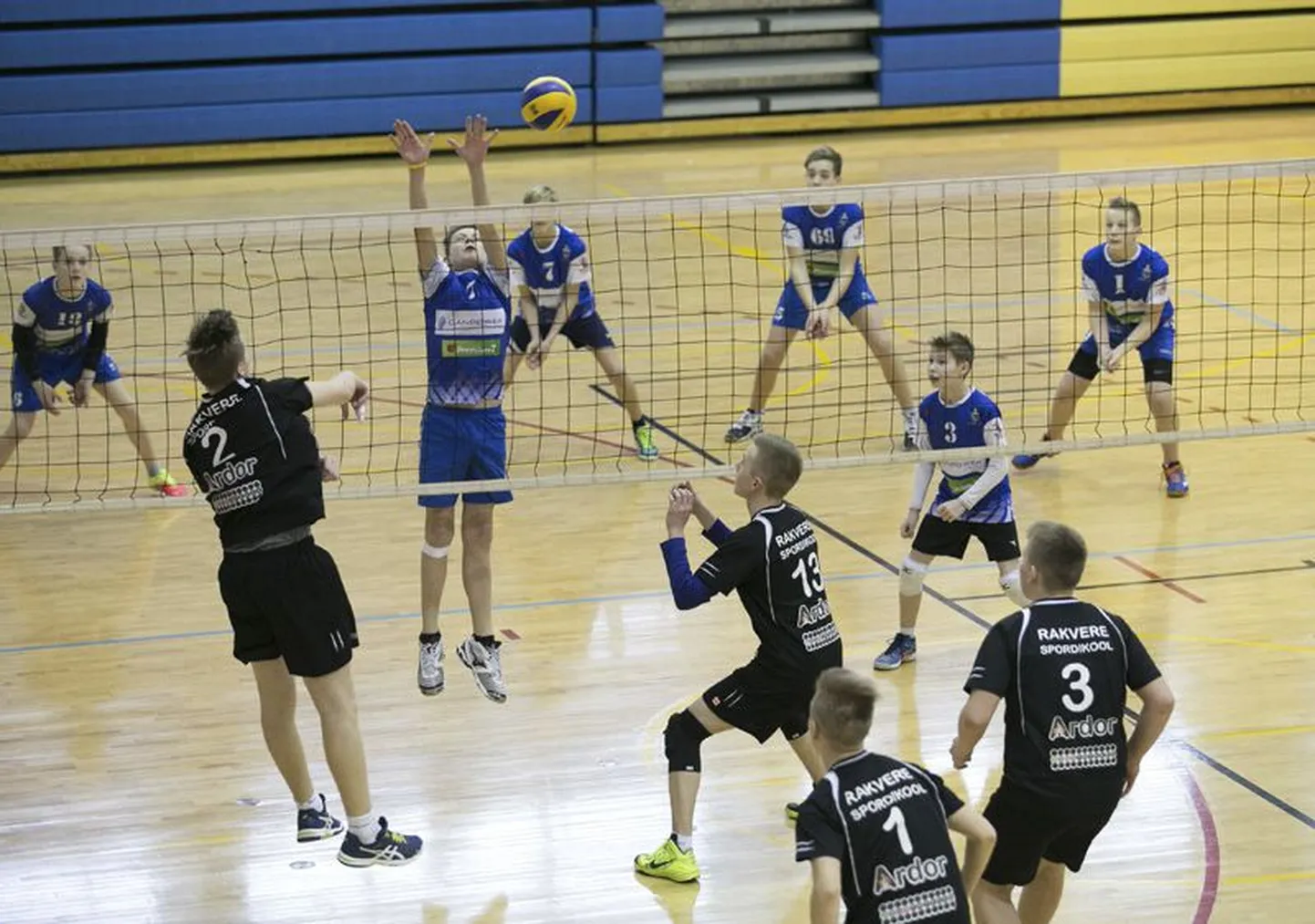 Rakvere spordikooli noormeeste võistkond (mustas) teenis Eesti U16 karikavõistlustel pronksmedali.