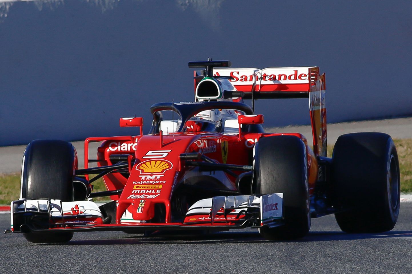 Sebastian Vettel katsetas mullu «aupaiste» süsteemi ja rõhutas, et esteetika ei loe, kui see ühegi elu päästab. Foto: Eric Alonso/AFP/Scanpix