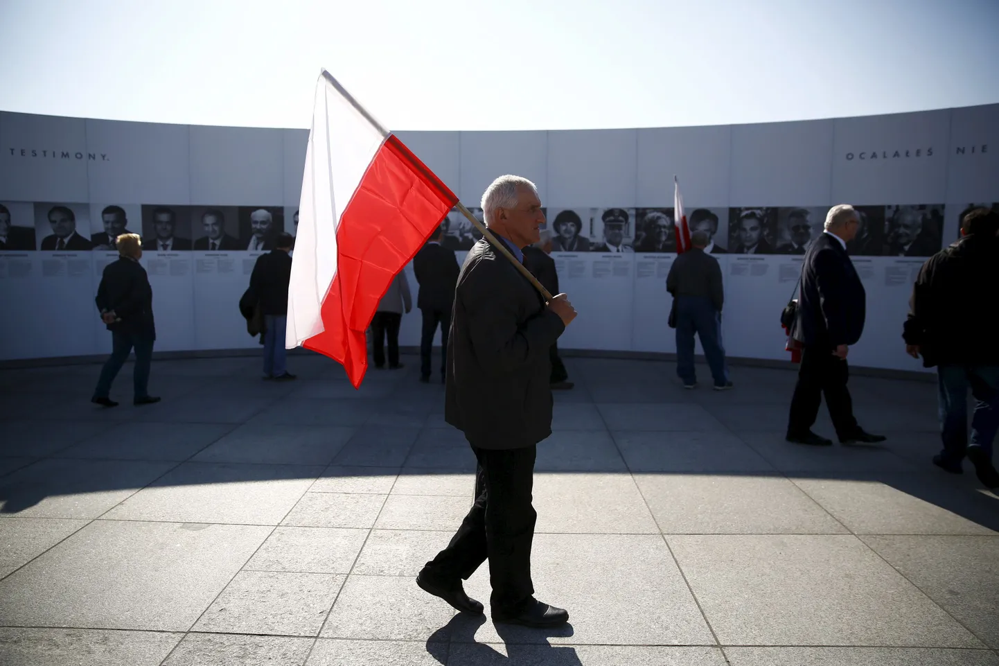 Mees Poola lipuga.