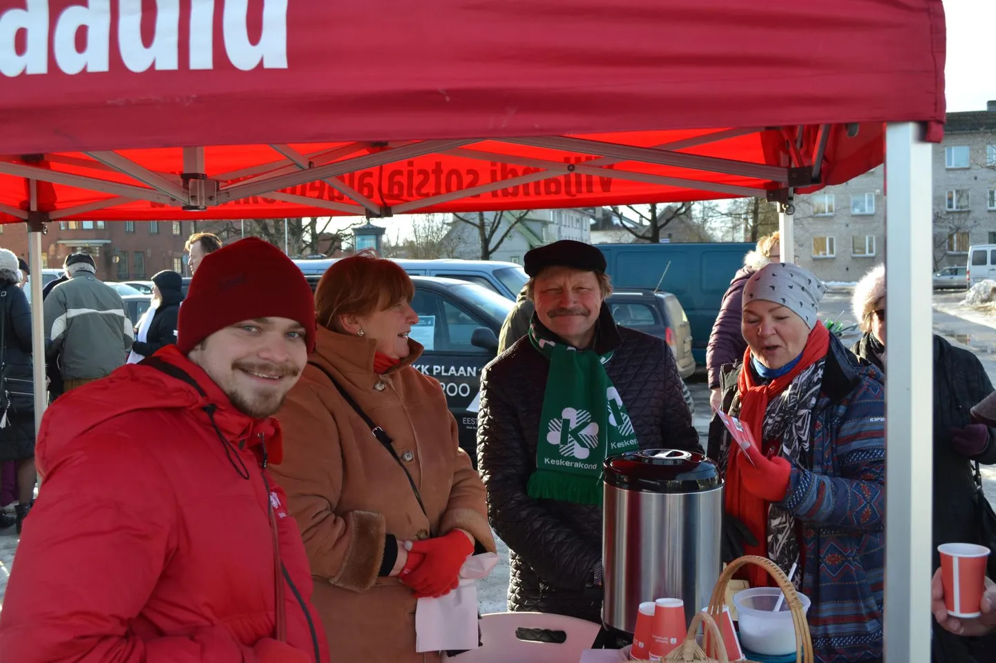 Kaks aastat tagasi otse enne valimisi said sotsiaaldemokraadid ja fotol nende keskel olev keskerakondlane Helmut Hallemaa hästi läbi. Valimiskampaania ajal turuväravas tehtud fotol on vasakult Juhan-Mart Salumäe, Helmen Kütt, Helmut Hallemaa ja Piret Aus.