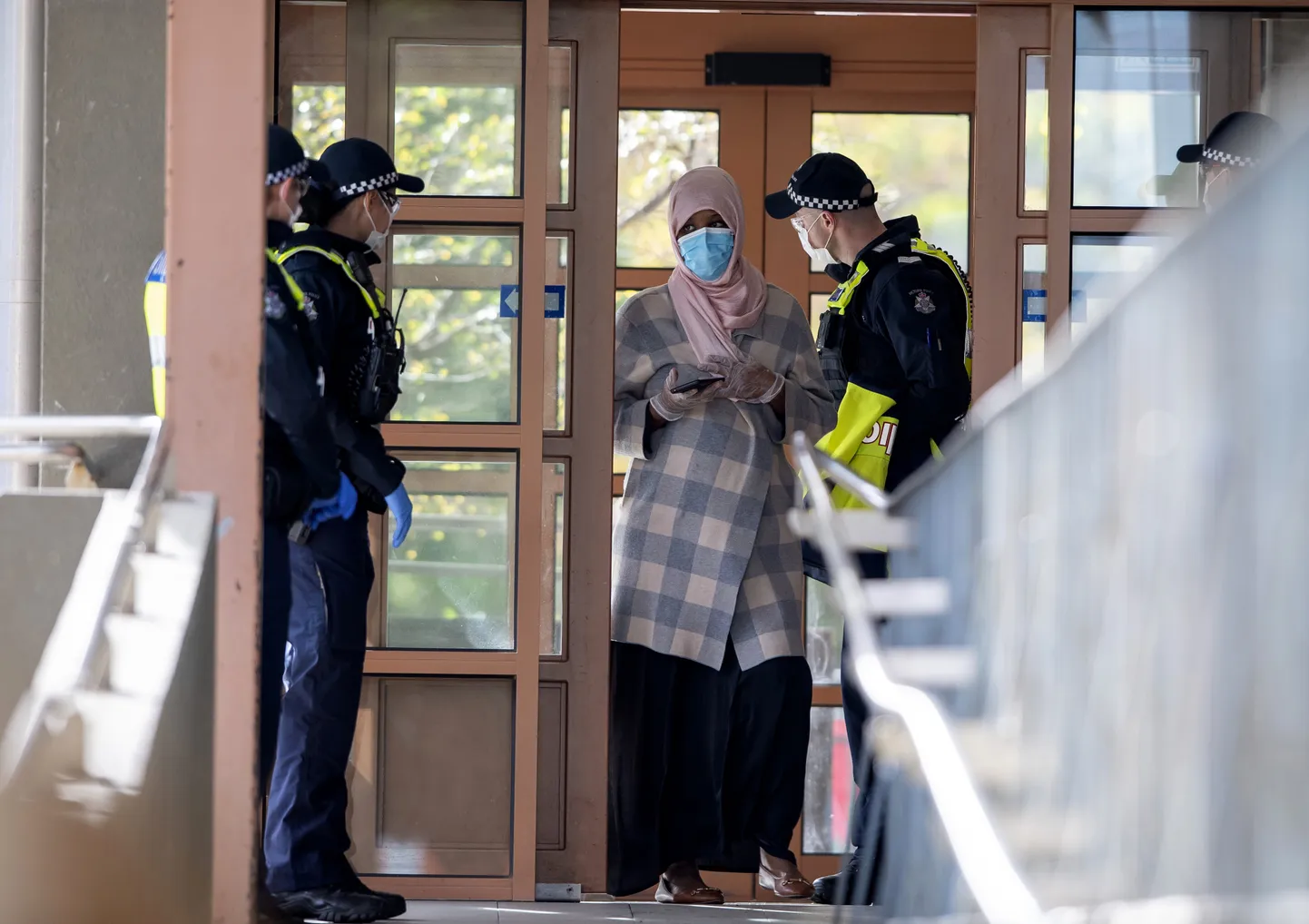 Politsei rääkimas karantiini pandud Melbourne`i kortermaja elanikuga.