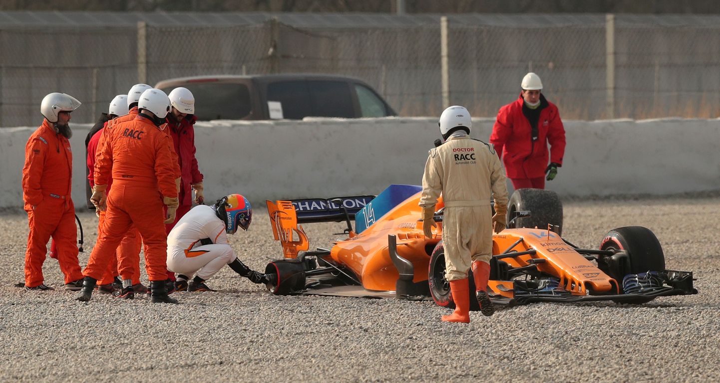 Fernando Alonso oma katkist McLarenit uudistamas. Foto:ALBERT GEA/REUTERS/Scanpix