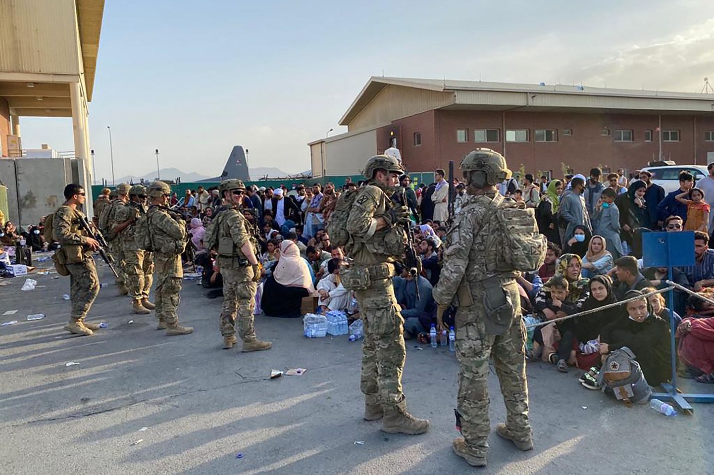 USA sõdurid korraldavad Kabuli lennuväljal evakuatsiooni. Foto: AFP