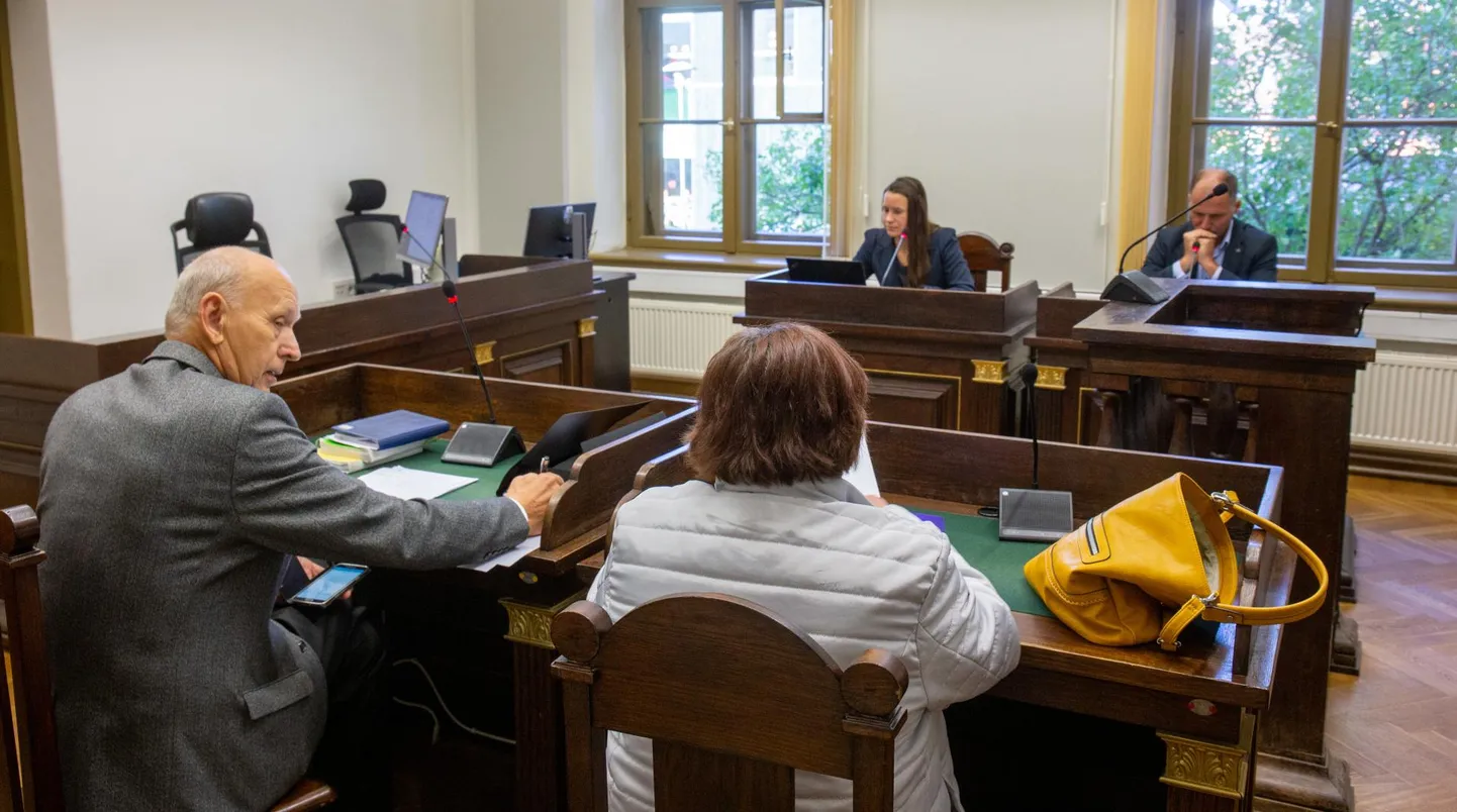 Toom Tekstiili endine töötaja Aldona Oja on kutsehaige, kellele ettevõte maksab igas kuus hüvitist. Pärast pensionile jäämist ei saa ta enam töövõimetoetust ja leiab, et Toom Tekstiil peaks ärajäänud osa kinni maksma. Ettevõte sellega ei nõustu.