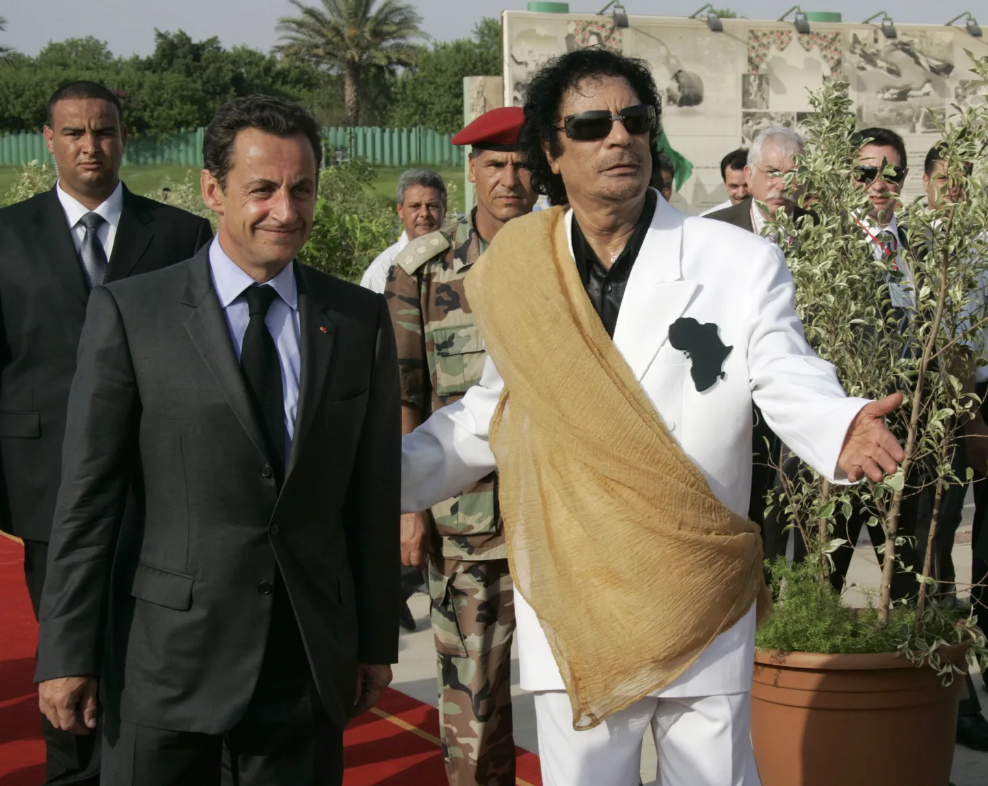 Nicolas Sarkozy ja Muammar Gaddafi 2007. aastal Tripolis.