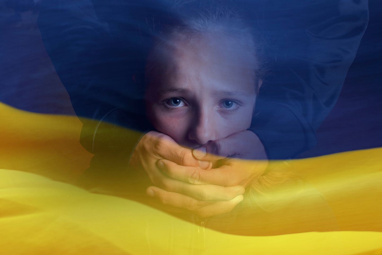 Ukraina lipp ja laps, kelle suud kinni hoitakse. Pilt on illustreeriv