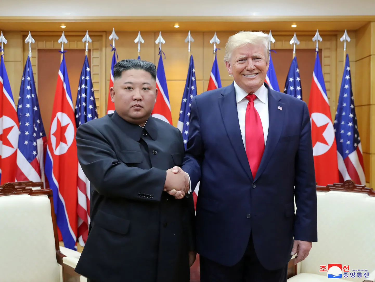 Põhja-Korea diktaator Kim Jong-un ja USA ekspresident ning vabariiklaste presidendikandidaat Donald Trump surumas kätt 30. juunil 2019. aastal.