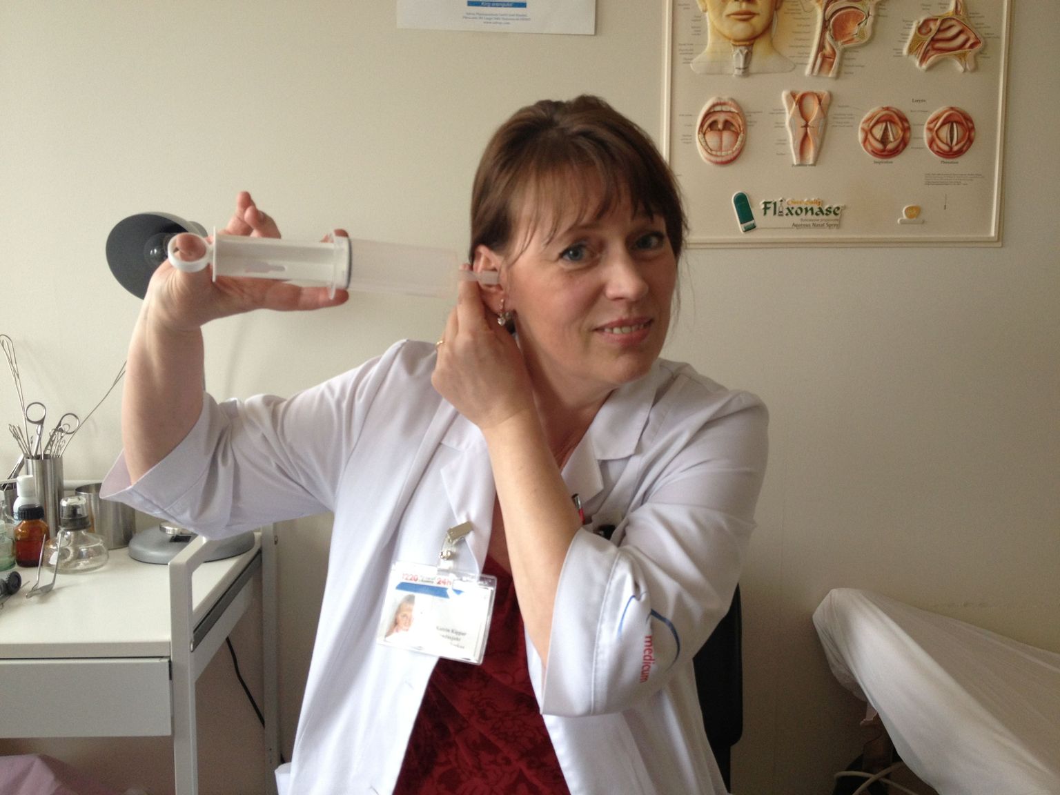 Medicumi perearstikeskuse õendusjuhi Katrin Kippar näitab, kuidas kõrvu vaigust puhastatakse.