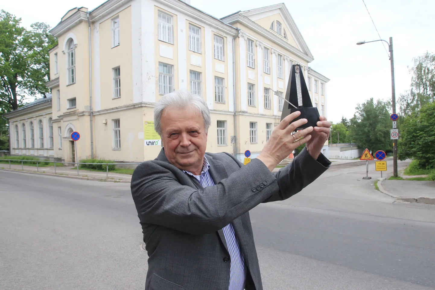 Undel Kokk arutles metronoomi tiksumist kuulates, et pea 38 aastat Karlova kooli juhina on möödunud mõõdukas marsitempos. Direktori viimast töövõitu kuulutab tahvel kooli seinal, millelt võib lugeda, et lõpuks ometi on alanud kooli aula ja koridoride remont.