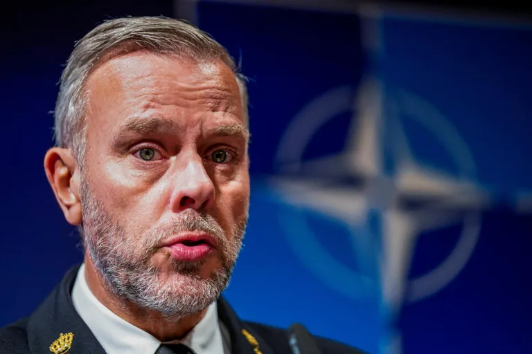 Адмирал Роб Бауэр, глава военного комитета НАТО, изменил свою риторику по сравнению с тем, что было несколько лет назад, и стал гораздо более воинственным. Свою роль в этом играет и разъяснительная работа, проводимая в альянсе генералом Мартином Херемом.