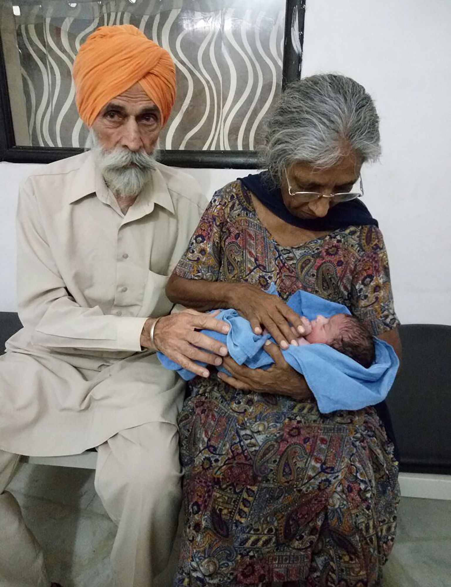 79-aastane Mohinder Singh Gill ja ta 72-aastane naine Daljinder Kaur koos vastsündinud pojaga