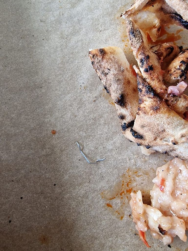 Kaja Pizza tellimuse seest leitud metalliosa. 