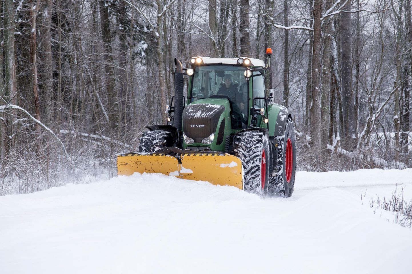 Traktorit hakatakse kasutama aasta ringI teede hooldamisel, sealhulgas talvel lume lükkamisel.
