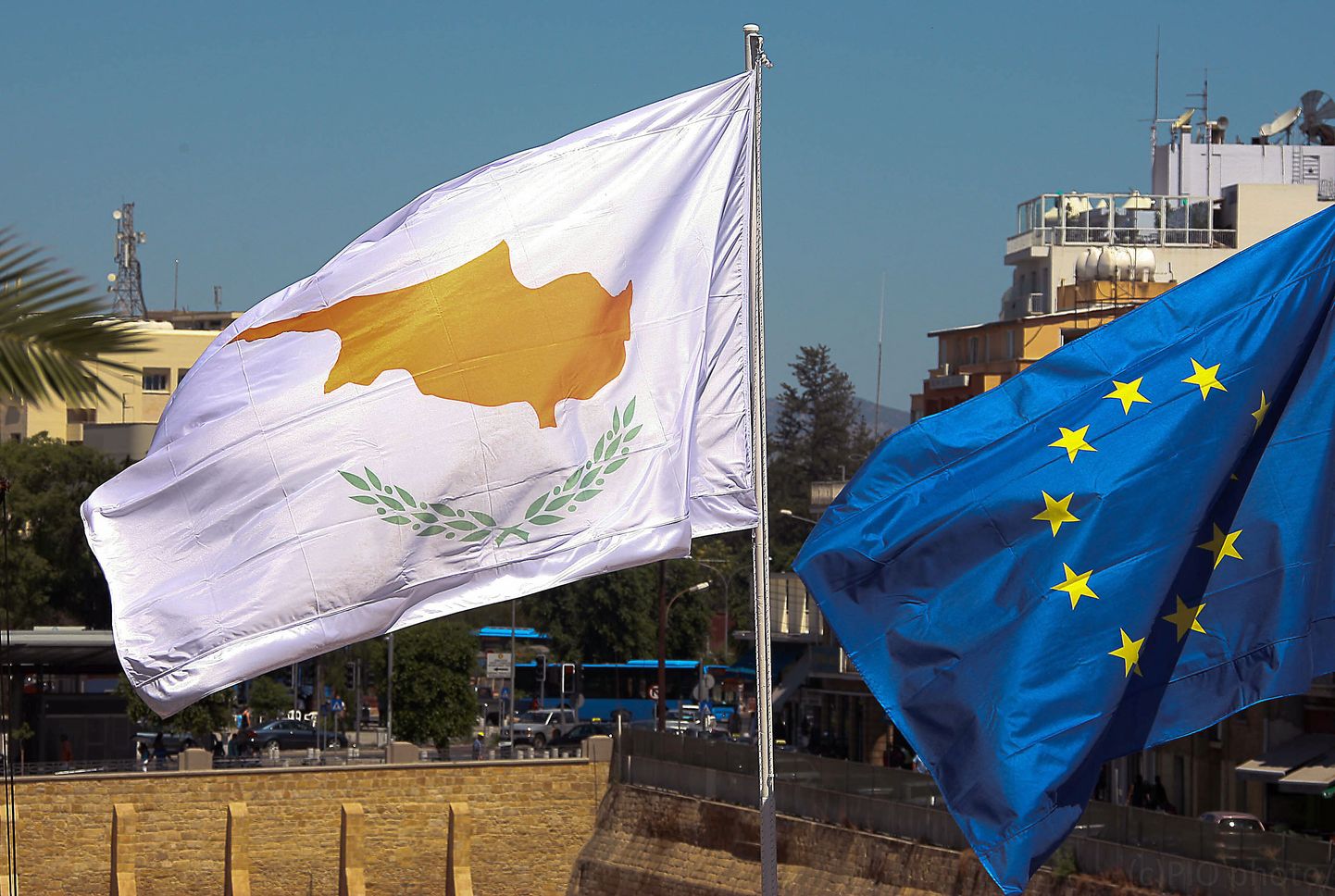 Küprose ja Euroopa Liidu lipud.