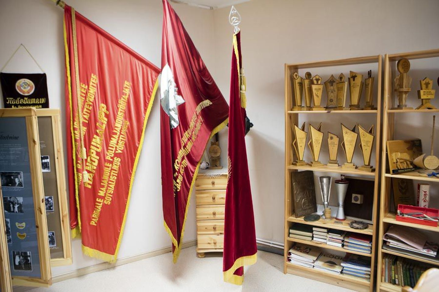 Karksi külamajas on nõukogudeaegsetele esemetele eraldi tuba. Ekspositsiooni selgroo moodustavad omaaegse Karksi kolhoosi lipud ja auhinnad.