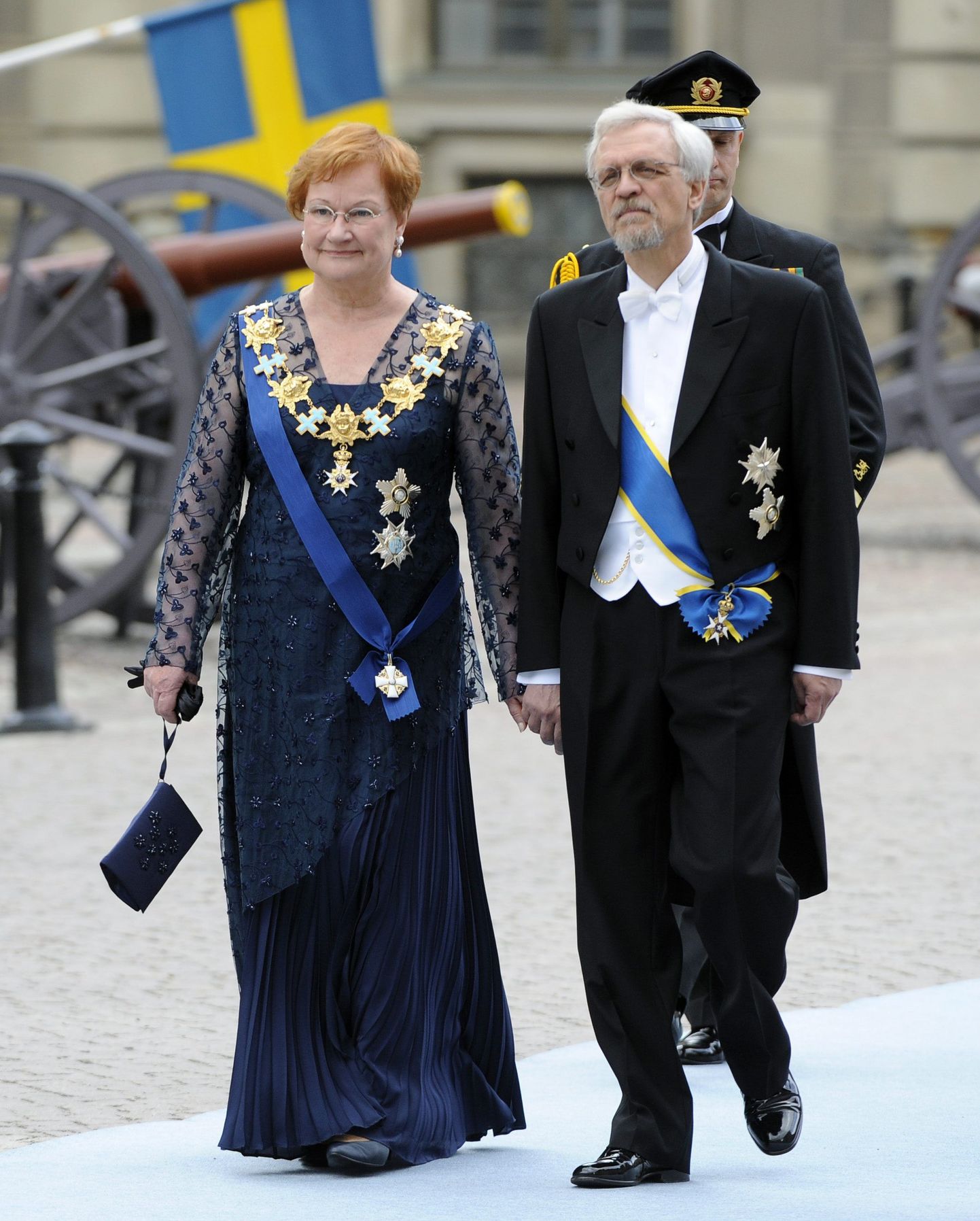 Tarja Halonen koos abikaasa Pentti Arajärviga tel Rootsi kroonprintsessi Victoria laulatusele.