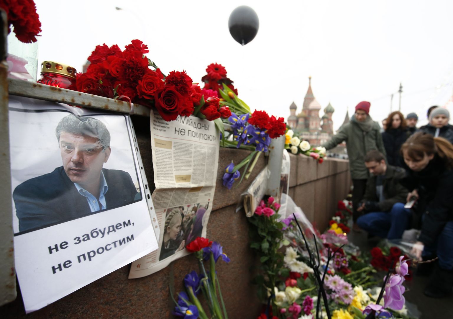 Люди собрались на Большом Москворецком мосту., чтобы почтить память Бориса Немцова