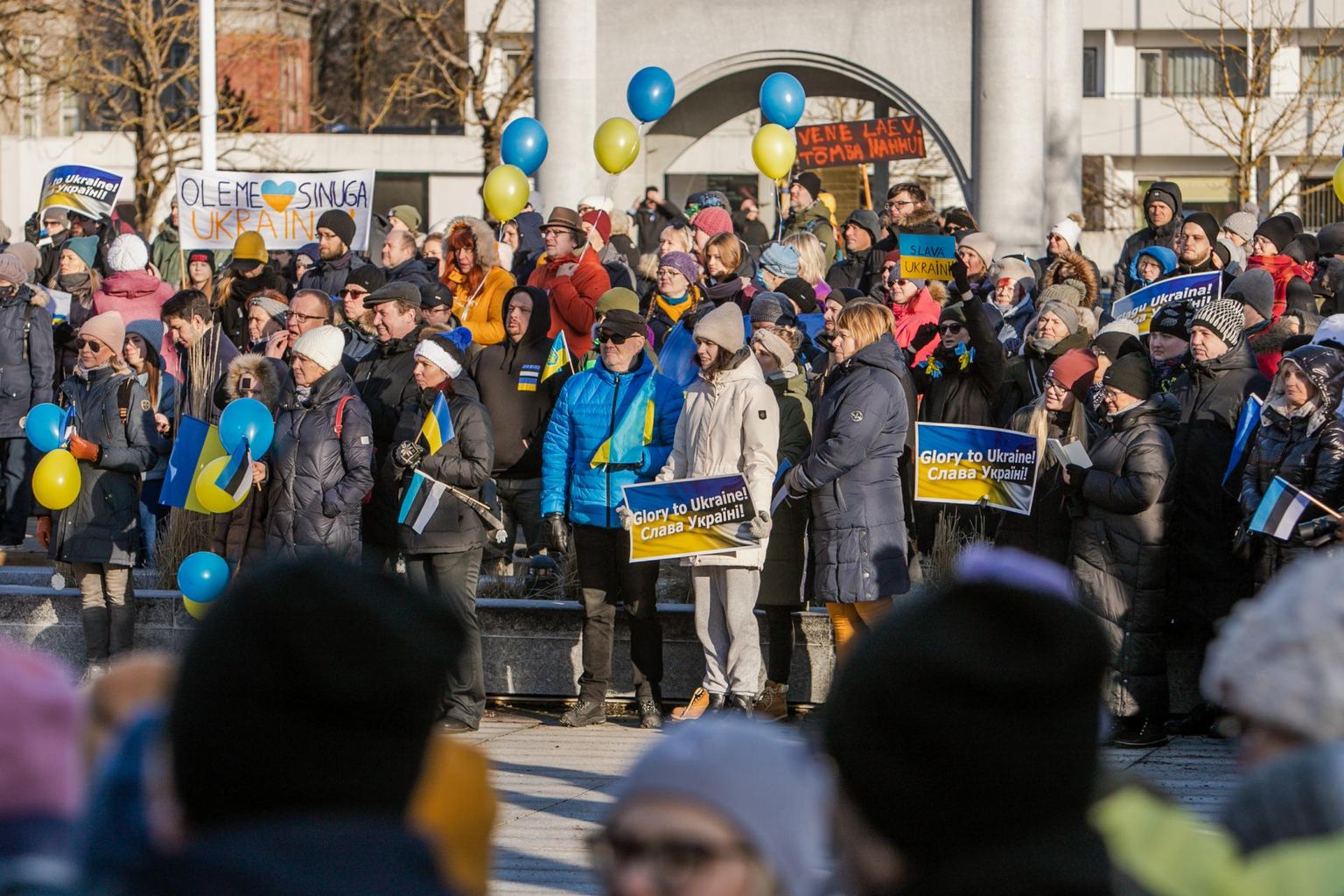 Pärnu meeleavaldus Ukraina toetuseks ja sõja vastu Iseseisvuse väljakul.