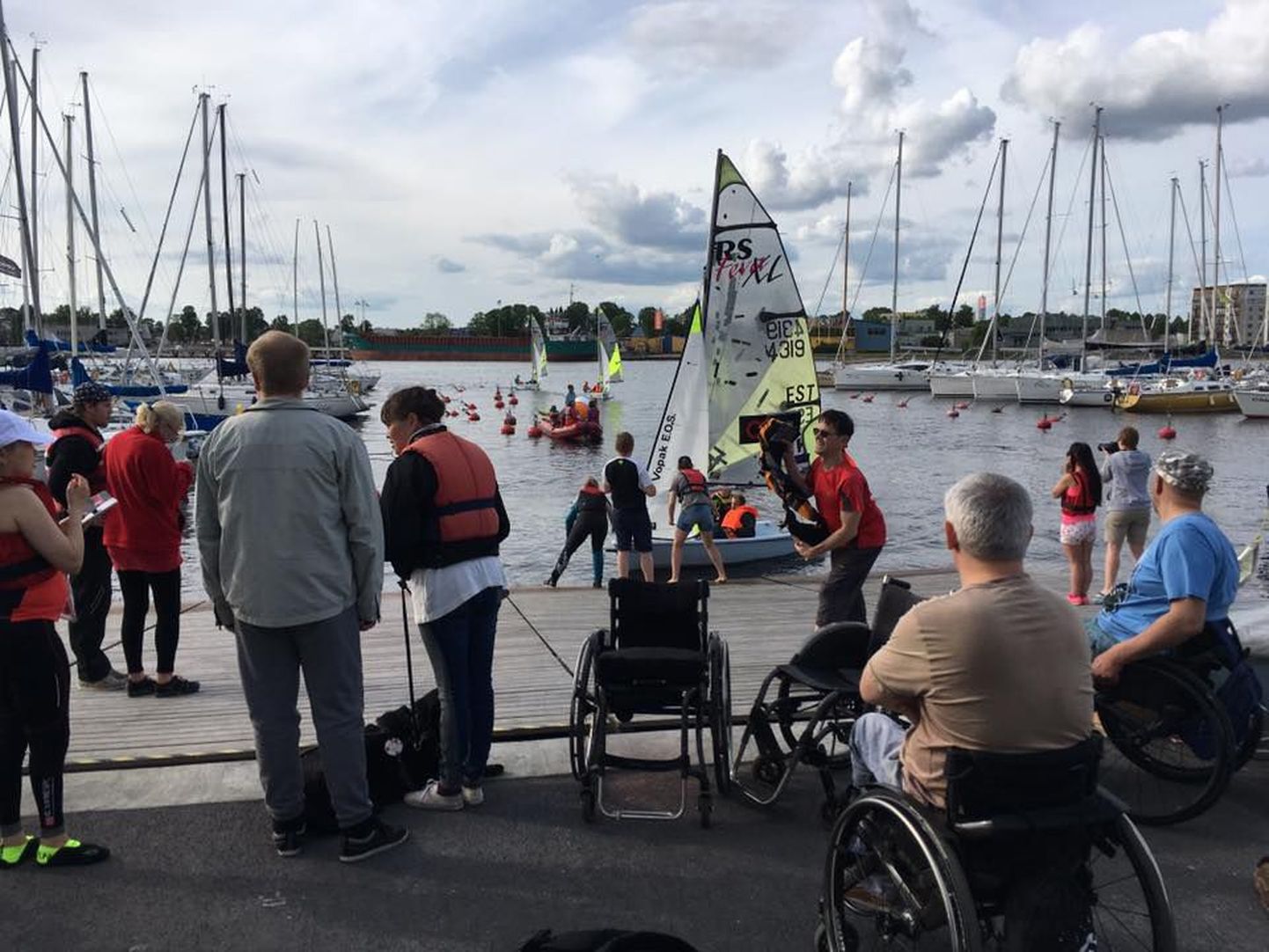 Pärnu purjetamisnädala raames toimunud heategevuslikul üritusel pakuti puudega inimestele võimalust jahiga sõitmist nautida.
