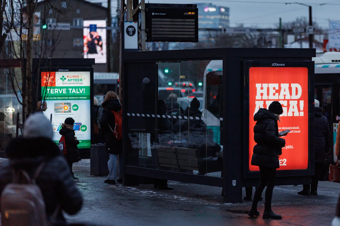 Aastaid tänavapilti rikastanud reklaampinnad on linnavõimule nüüd pinnuks silmas. Pildil reklaamipinnad Kristiine ristmikul, bussipeatustes.