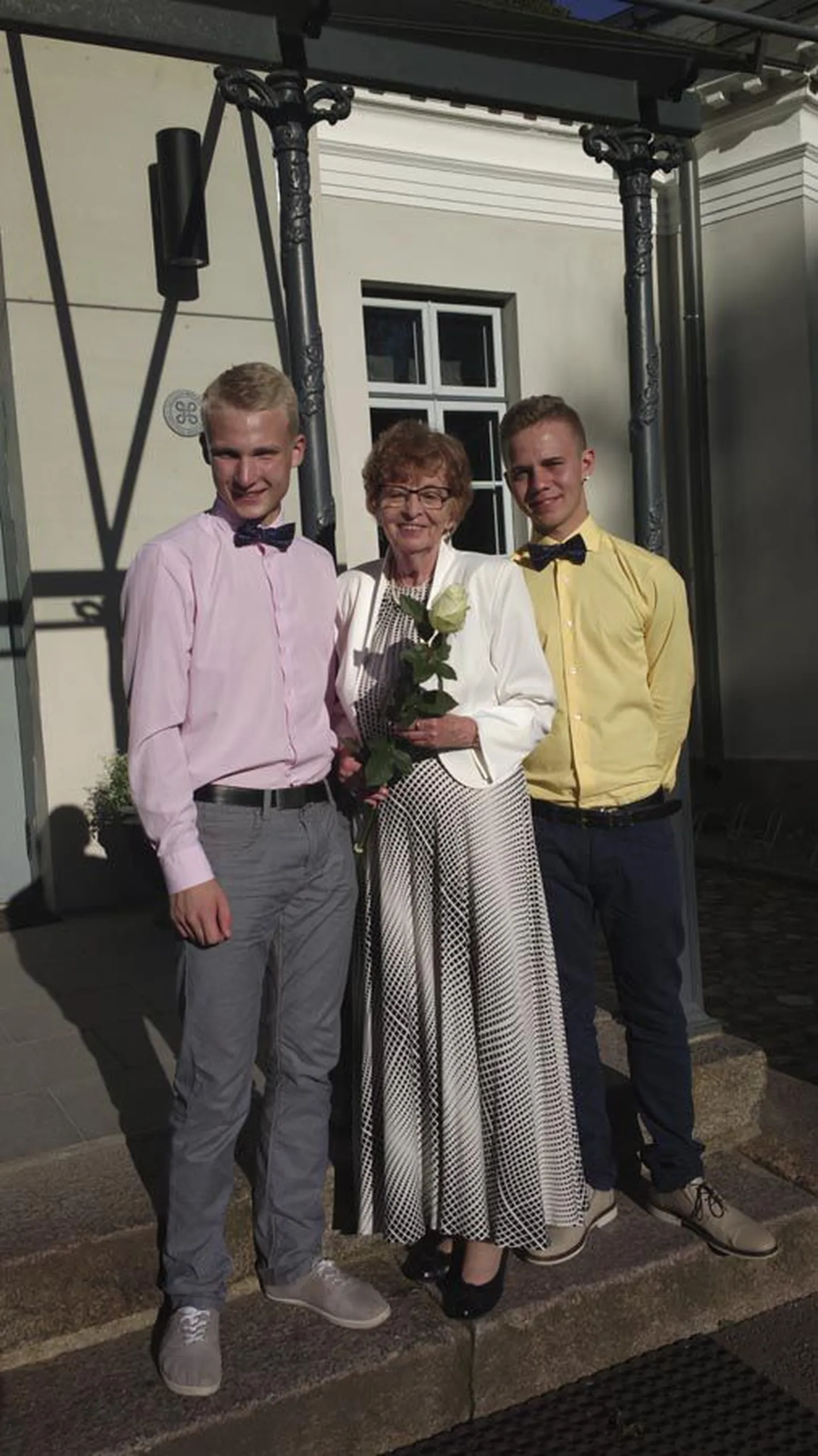 Hetkeks peomelust eemale: õpetaja Imbi-Sirje Torm tublide kodu-uurijate Mait Allase (vasakul) ja Erko Sillaga koolimaja trepil.