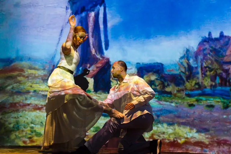 Maria Goltsman ja Jegor Zadoya lavastuses «Maal, mis tantsib» (2017).
