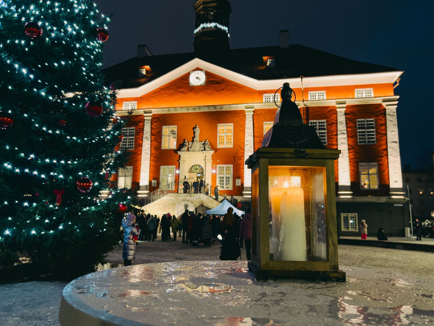 Narvas tegutseb raekoja juures jõululaat.