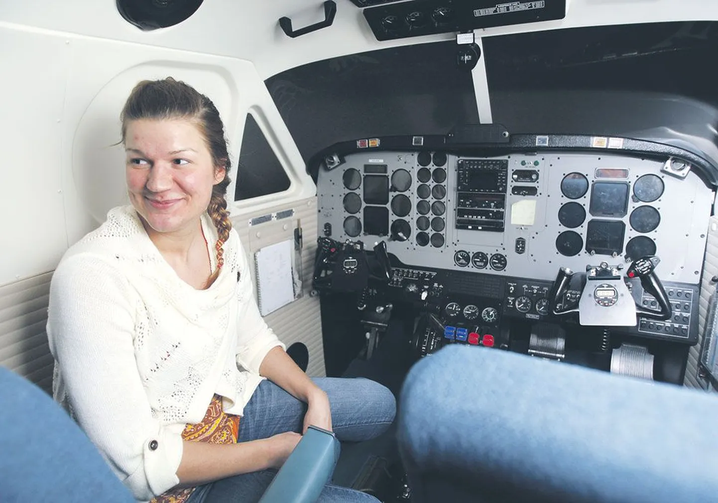 Рабочий день начался для Мари-Лийс Саар в кабине пилота. На снимке всего лишь симулятор, на котором тренируются будущие пилоты.